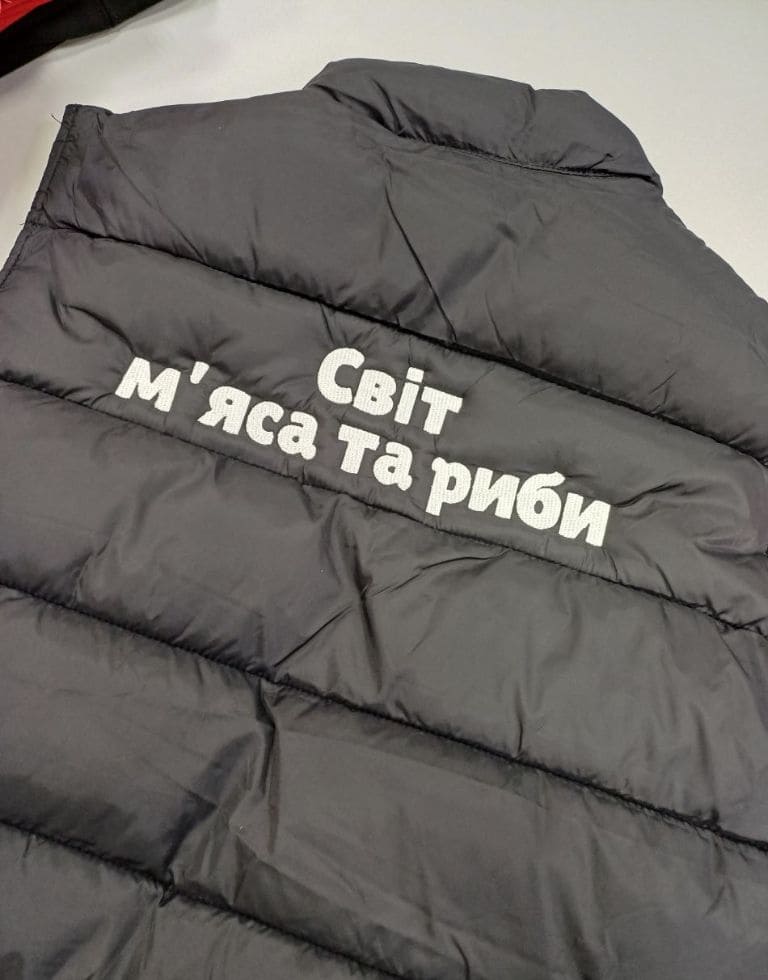 вишивка на жилеті для retail